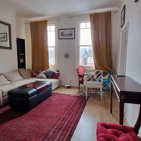 Extra Large One Bedroom Flat With Parking 런던 외부 사진