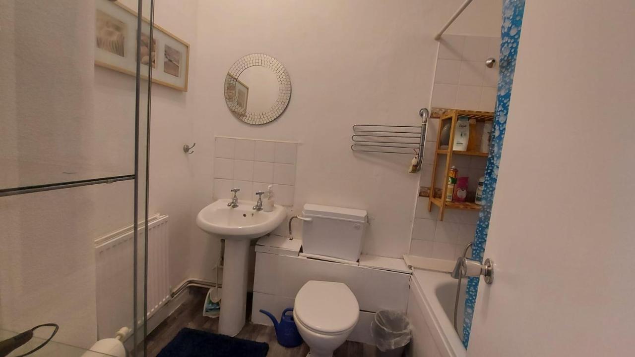 Extra Large One Bedroom Flat With Parking 런던 외부 사진